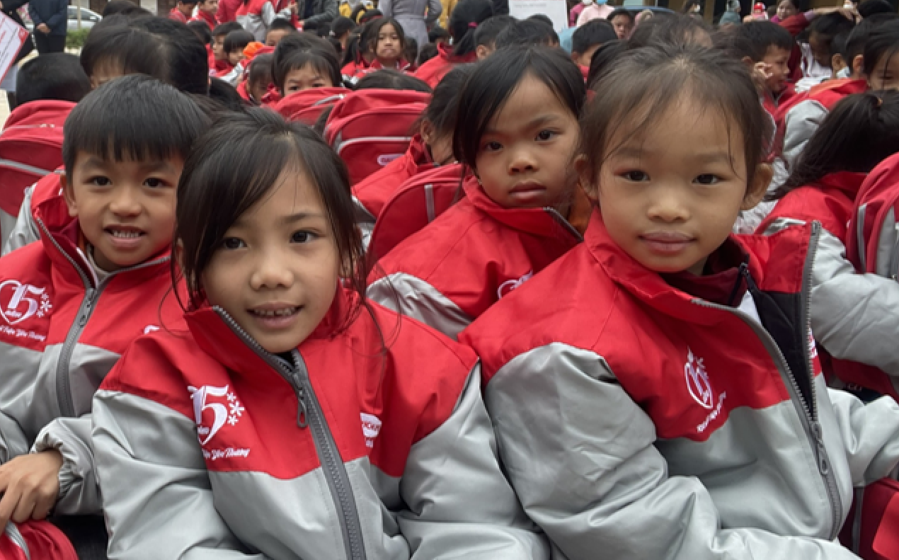 Dai-ichi Life Việt Nam tặng áo ấm và quà khuyến học cho trẻ em vùng cao tỉnh Lạng Sơn...