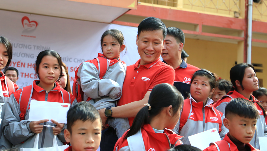 Dai-ichi Life Việt Nam tặng áo ấm và quà khuyến học cho trẻ em vùng cao tỉnh Yên Bái...