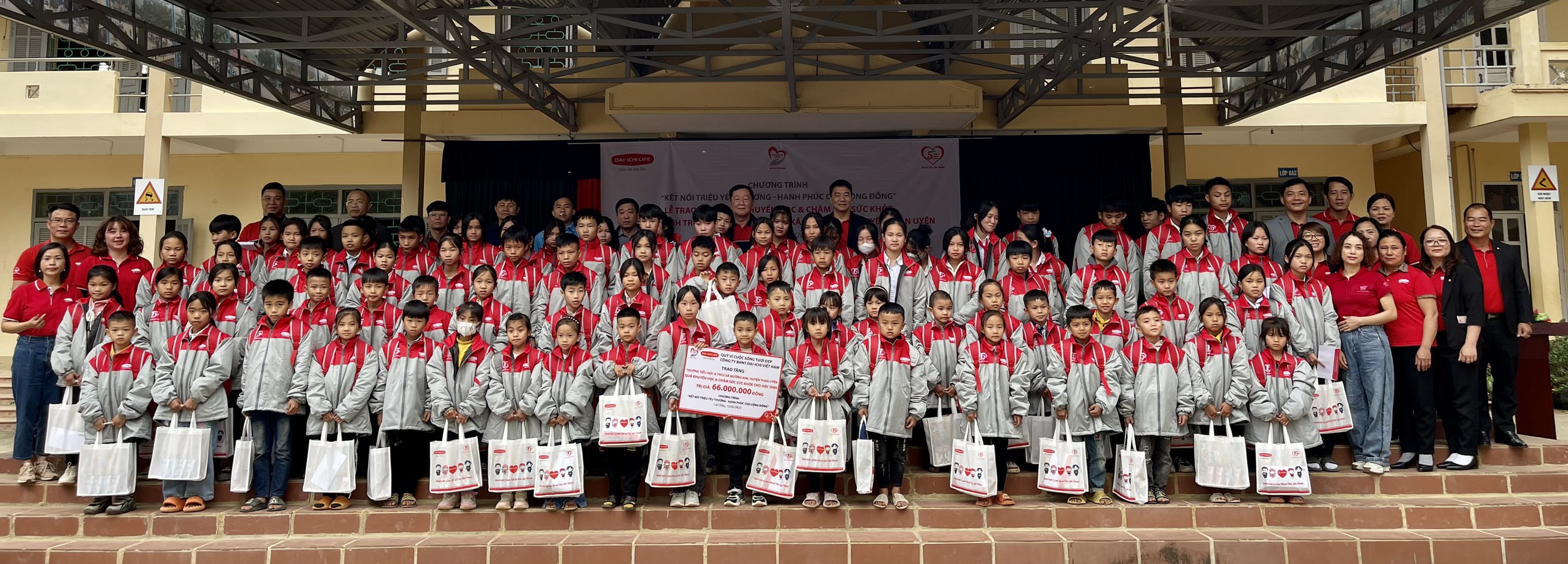 Dai-ichi Life Việt Nam tặng áo ấm và quà khuyến học cho trẻ em vùng cao tỉnh Lai Châu...