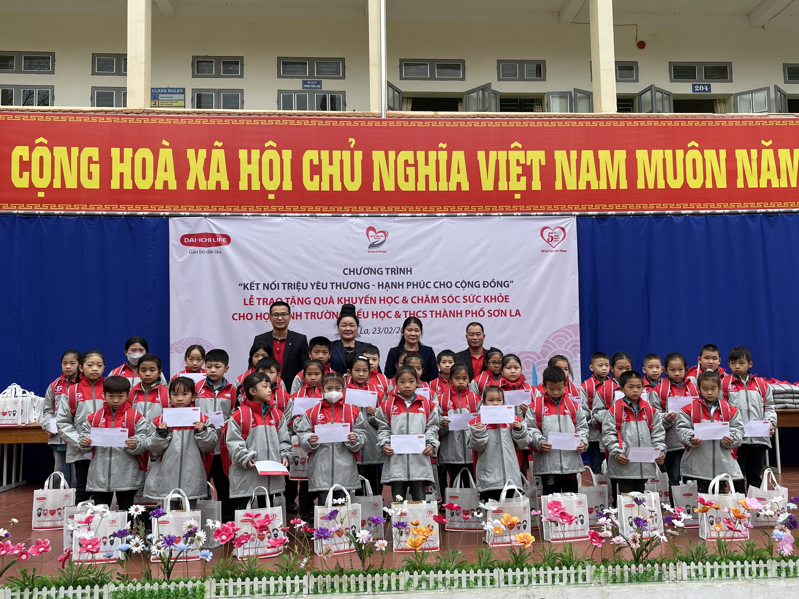 Dai-ichi Life Việt Nam tặng áo ấm và quà khuyến học cho trẻ em vùng cao tỉnh Sơn La...