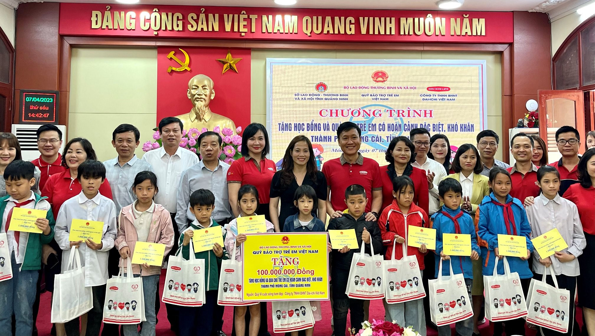 Dai-ichi Life Việt Nam hỗ trợ trẻ em có hoàn cảnh đặc biệt, khó khăn tại Móng Cái, Quảng Ninh...