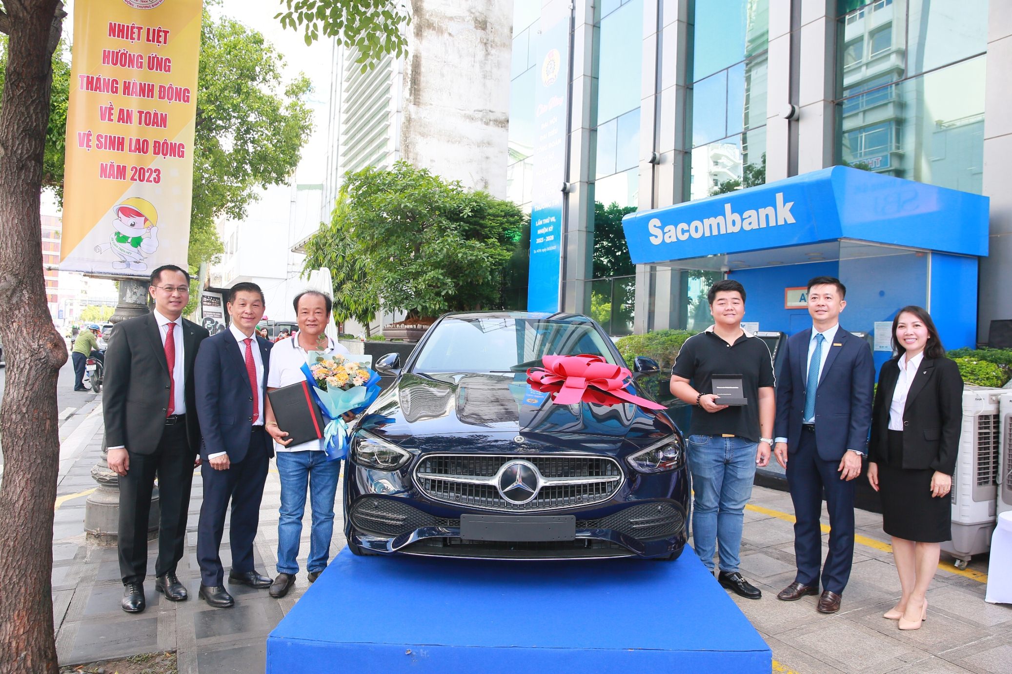 Trao thưởng xe Mercedes cho Khách hàng tham gia bảo hiểm với Dai-ichi Life Việt Nam tại Sacombank...