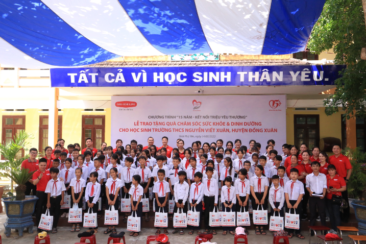Dai-ichi Life Việt Nam tặng quà chăm sóc sức khỏe và dinh dưỡng cho học sinh tại tỉnh Phú Yên