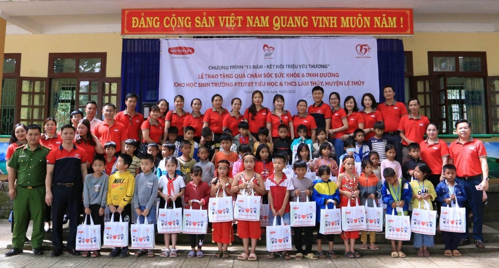Dai-ichi Life Việt Nam tặng quà chăm sóc sức khỏe và dinh dưỡng cho học sinh tại tỉnh Quảng Bình