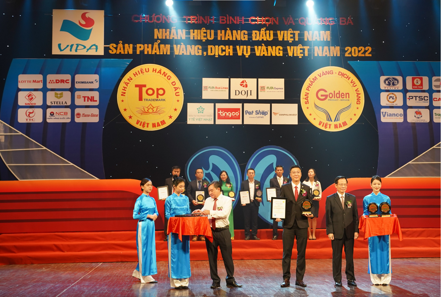 Ông Nguyễn Tiến Hùng - Giám đốc Kinh doanh Khu Hà Nội Dai-ichi Life Việt Nam, nhận giải thưởng "Top 10 Dịch vụ Vàng Việt Nam 2022"