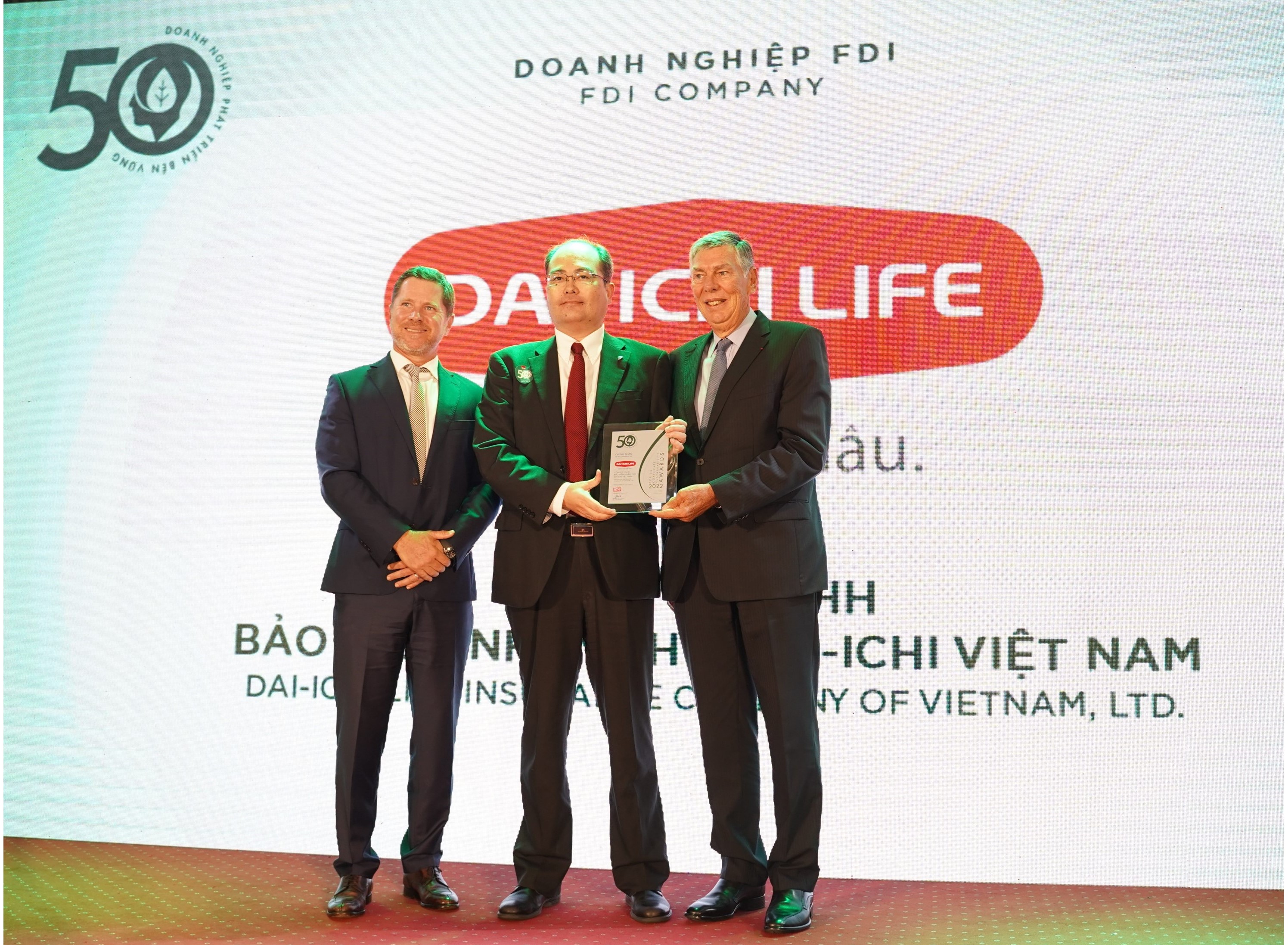 Ông Seigo Fujimaru - Phó Tổng Giám đốc Điều hành Dai-ichi Life Việt Nam, nhận giải thường "Top 50 Doanh nghiệp Phát triển Bền vững 2022"