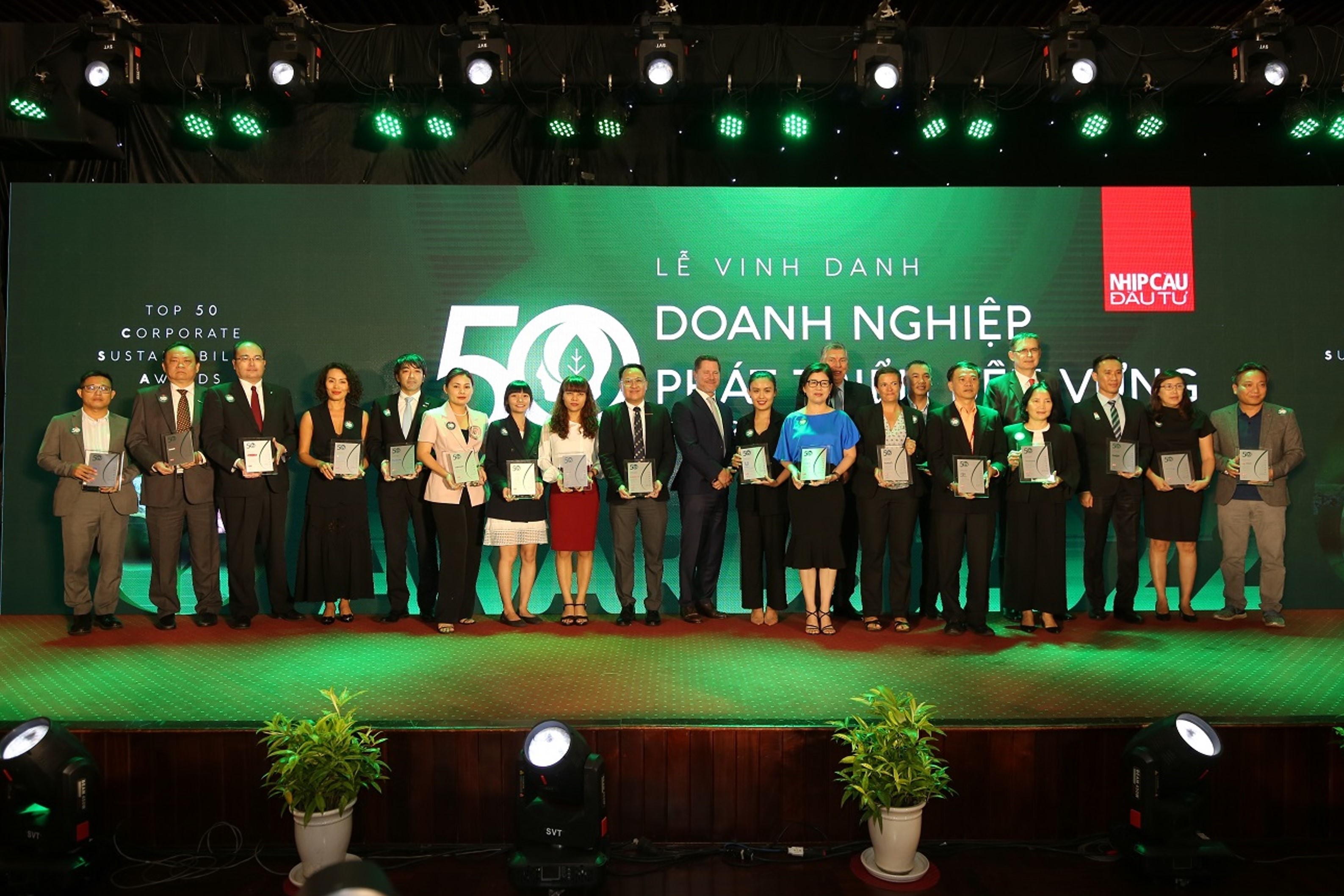 Ông Seigo Fujimaru - Phó Tổng Giám đốc Điều hành Dai-ichi Life Việt Nam (thứ 3, trái sang) cùng các đại diện doanh nghiệp FDI nhận giải thưởng "Top 50 Doanh nghiệp Phát triển Bền vững 2022"