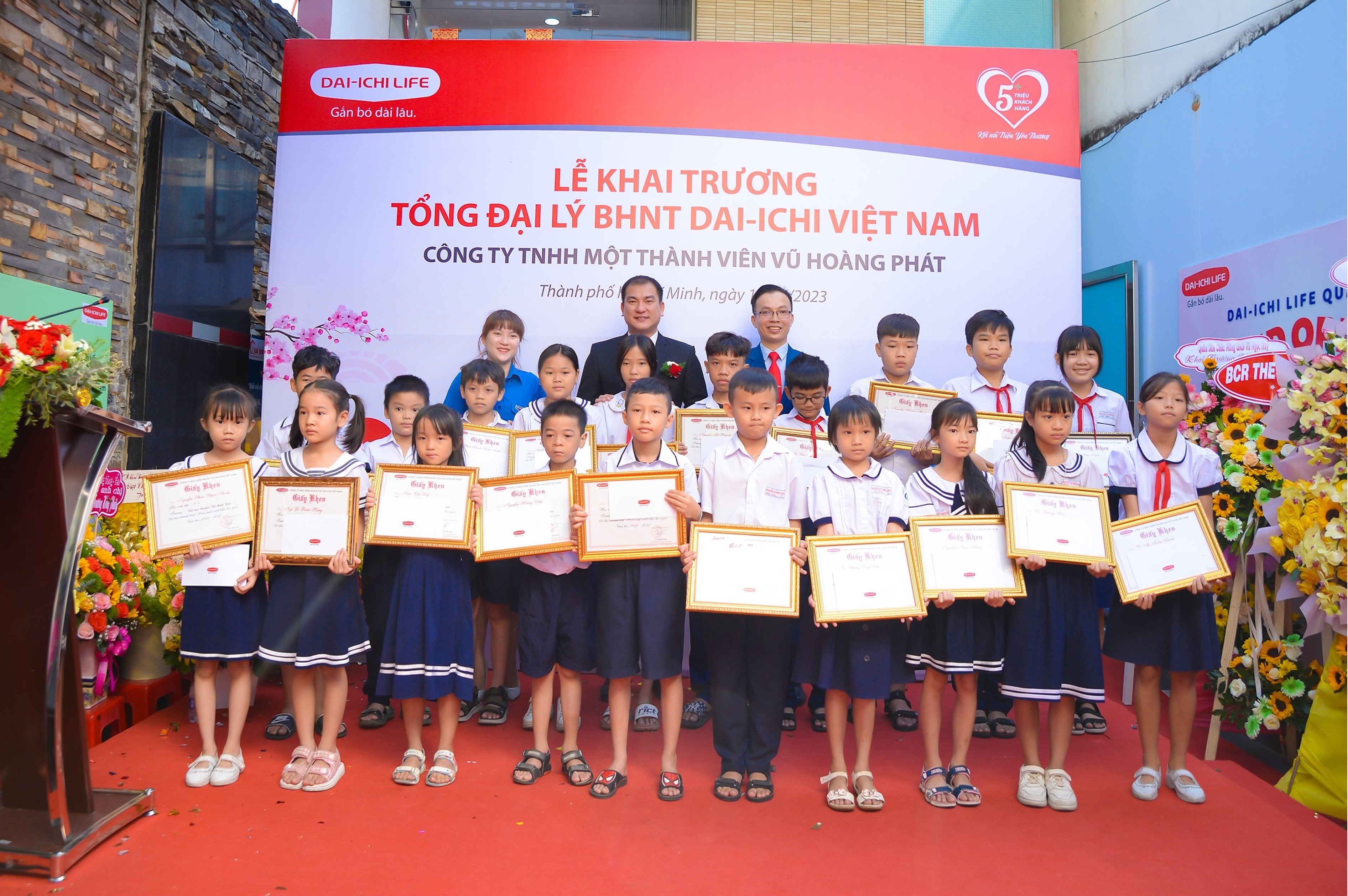  Dai-ichi Life Việt Nam trao 20 suất học bổng cho học sinh vuọt khó học giỏi trên địa bàn Quận 12, TP. Hồ Chí Minh